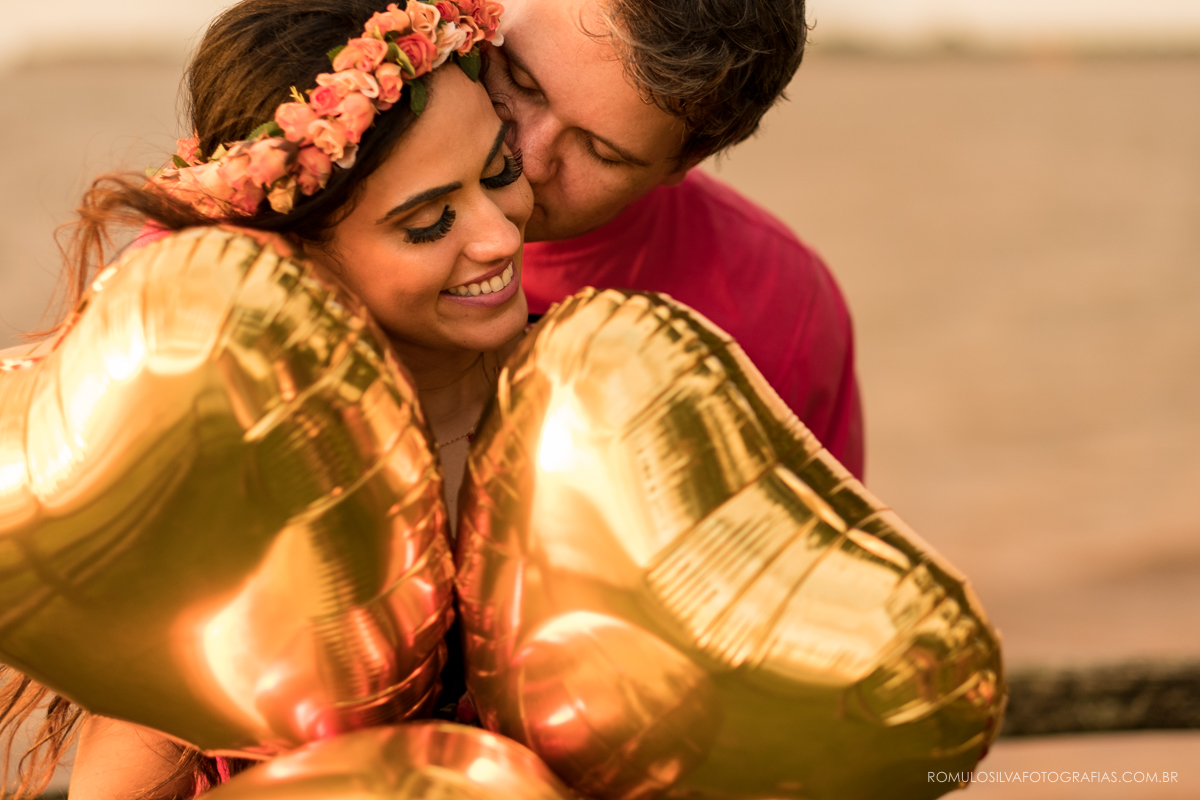 ensaio  pré casamento Calima e Darlan com fotos românticas e expontâneas de um piquenique  no chalé da zuzu em mosqueiro pa
