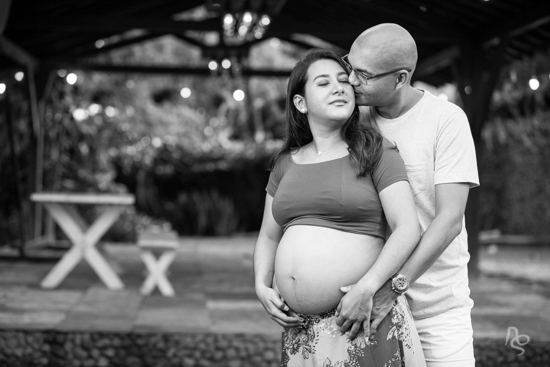 Ensaio romântico  de gestante no período da manhã