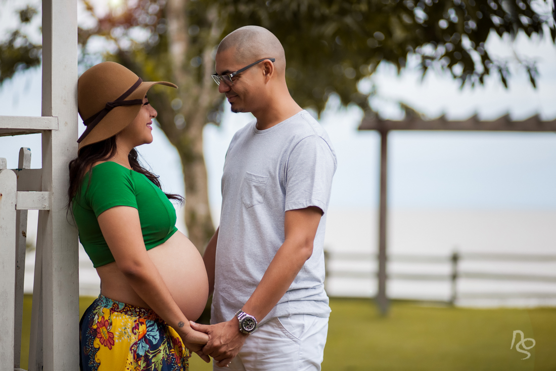 Ensaio romântico  de gestante no período da manhã