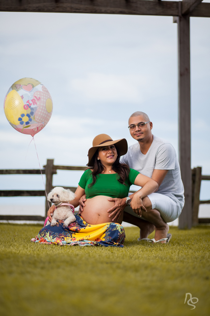 Ensaio romântico  de gestante com balões no período da manhã