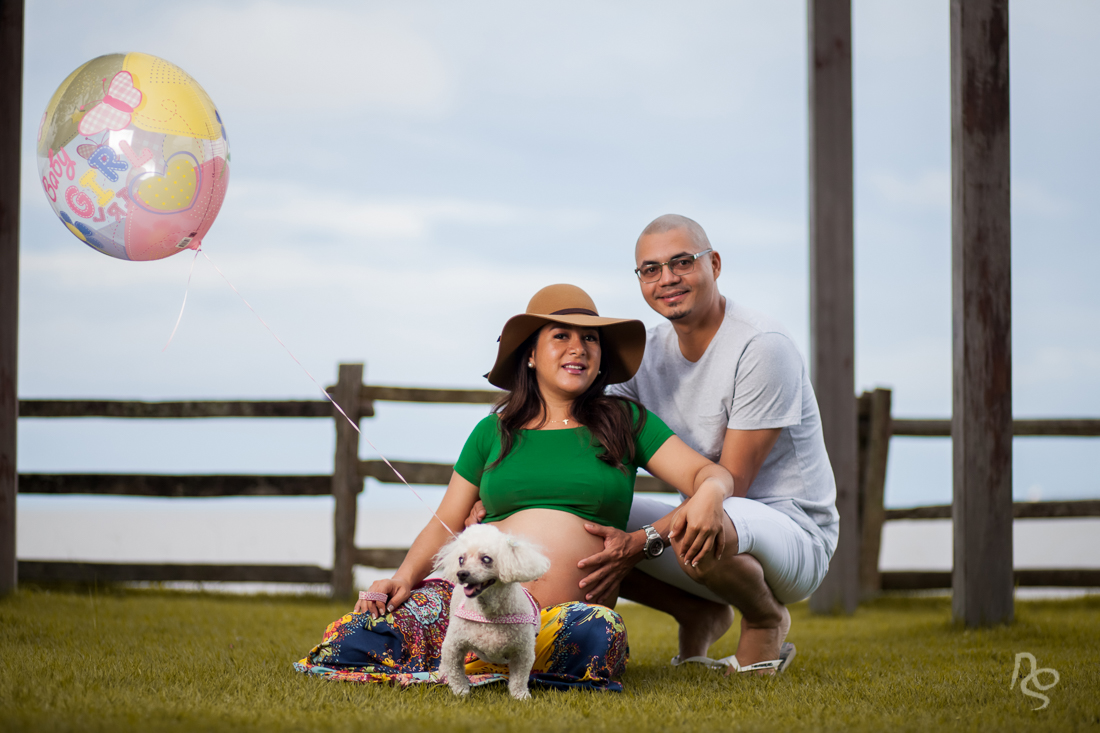 Ensaio romântico  de gestante com balões no período da manhã