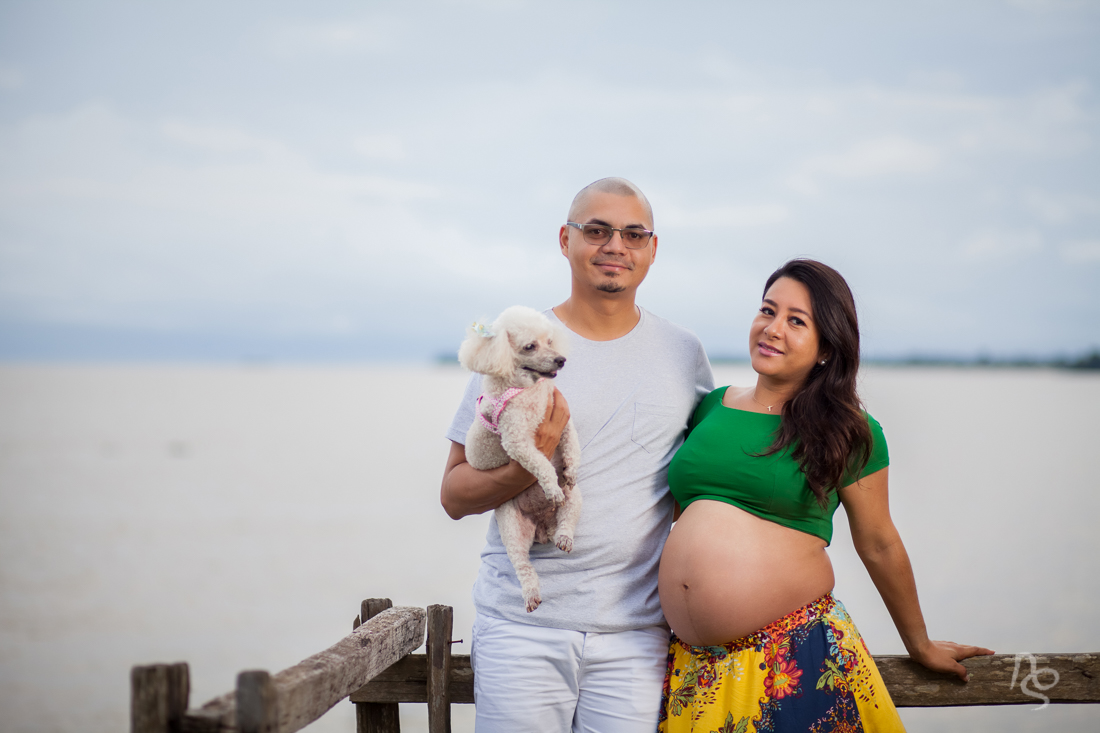 Ensaio romântico  de gestante com cachorro no período da manhã