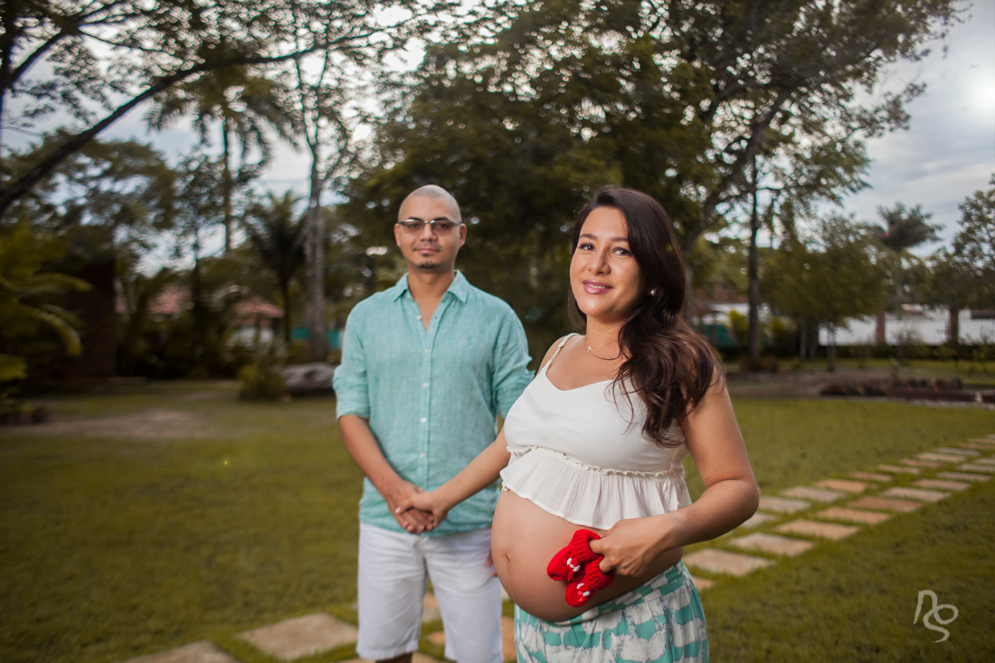 Ensaio romântico  de gestante com sapatinhos do bebe  no período da manhã