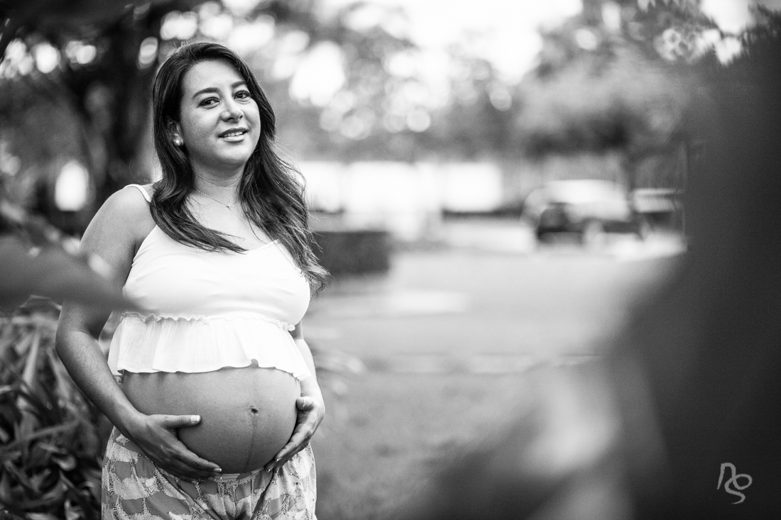 Ensaio romântico  de gestante  no período da manhã