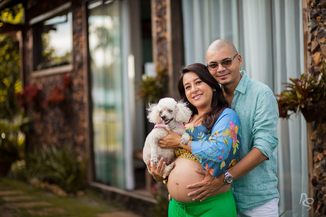 Ensaio romântico  de gestante com cachorro no período da manhã