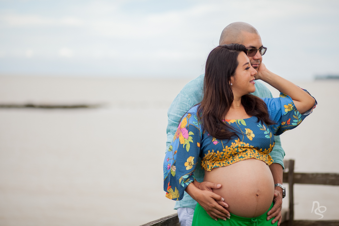 Ensaio romântico  de gestante  na praia