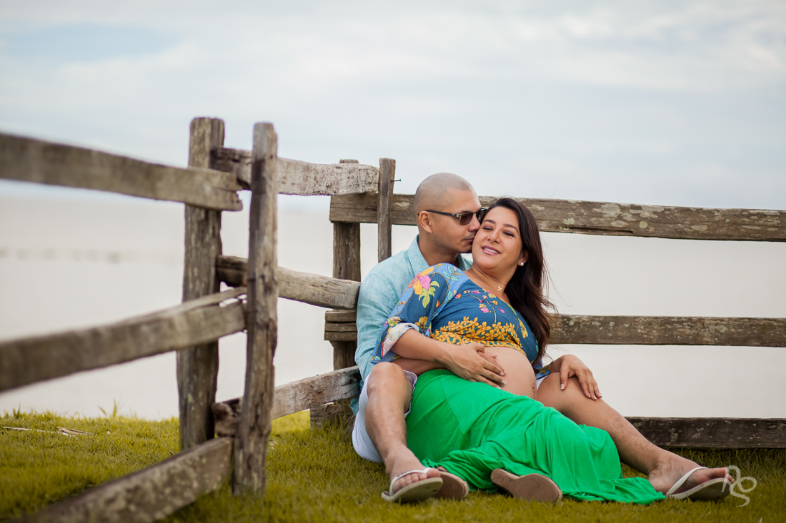 Ensaio romântico  de gestante  na praia