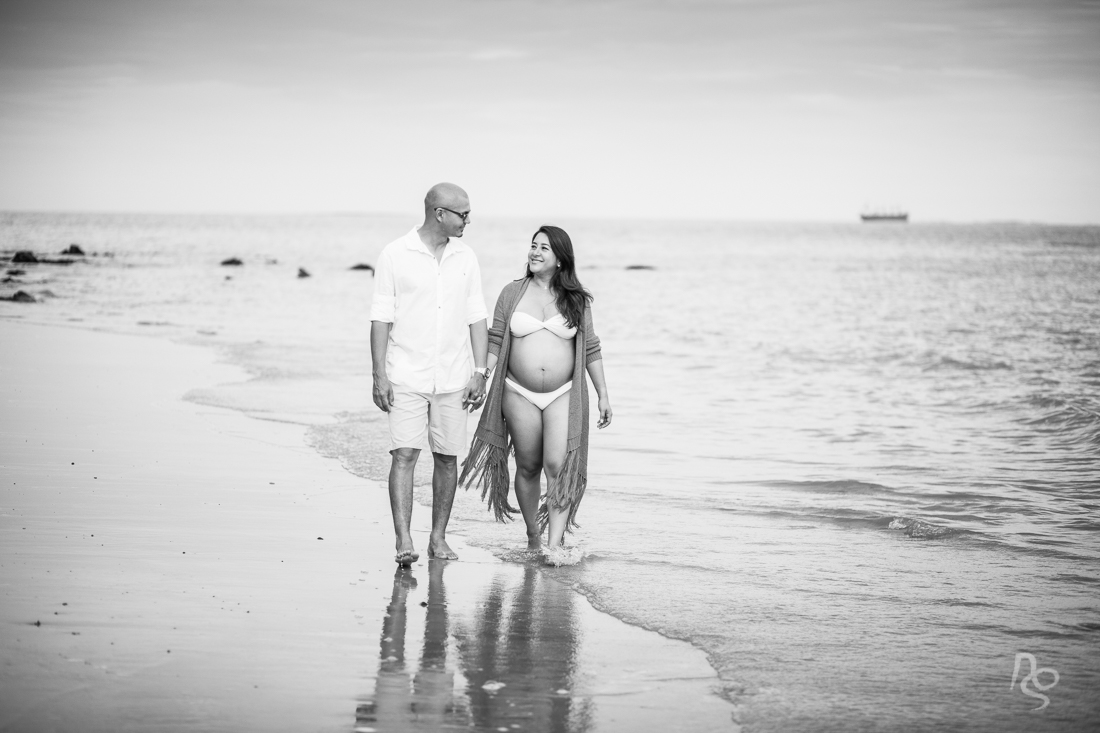 Ensaio romântico  de gestante  na praia