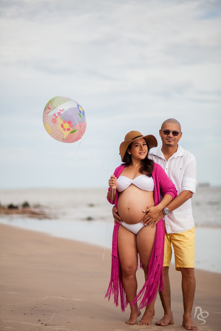 Ensaio romântico  de gestante  na praia
