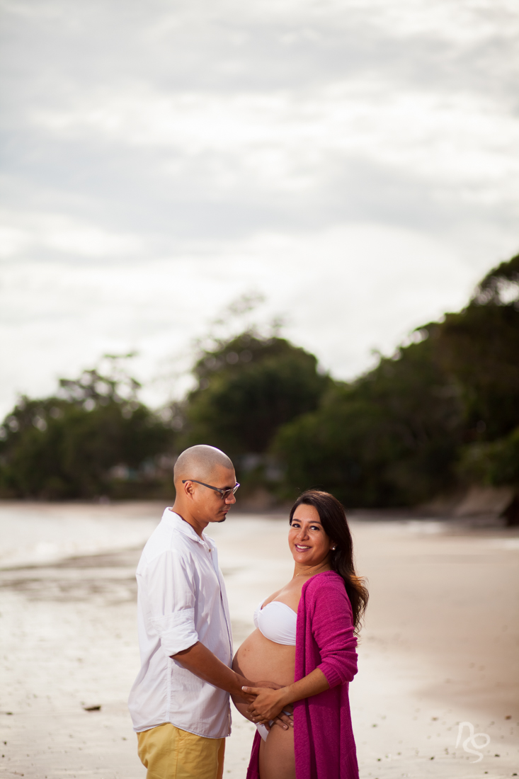 Ensaio romântico  de gestante  na praia
