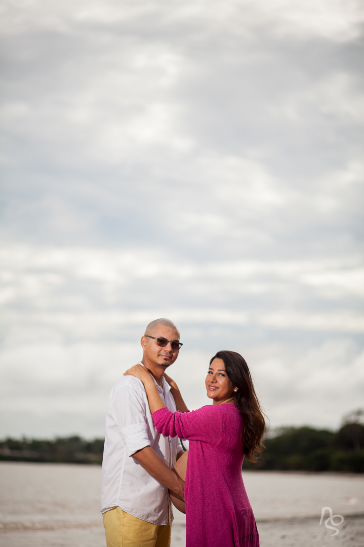 Ensaio romântico  de gestante  na praia