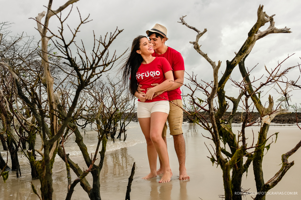 fotos espontáneas e criativas de ensaio pré casamento na praia