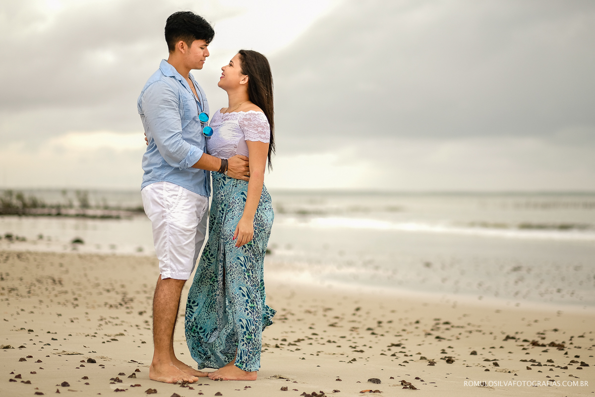 fotos espontáneas e criativas de ensaio pré casamento na praia