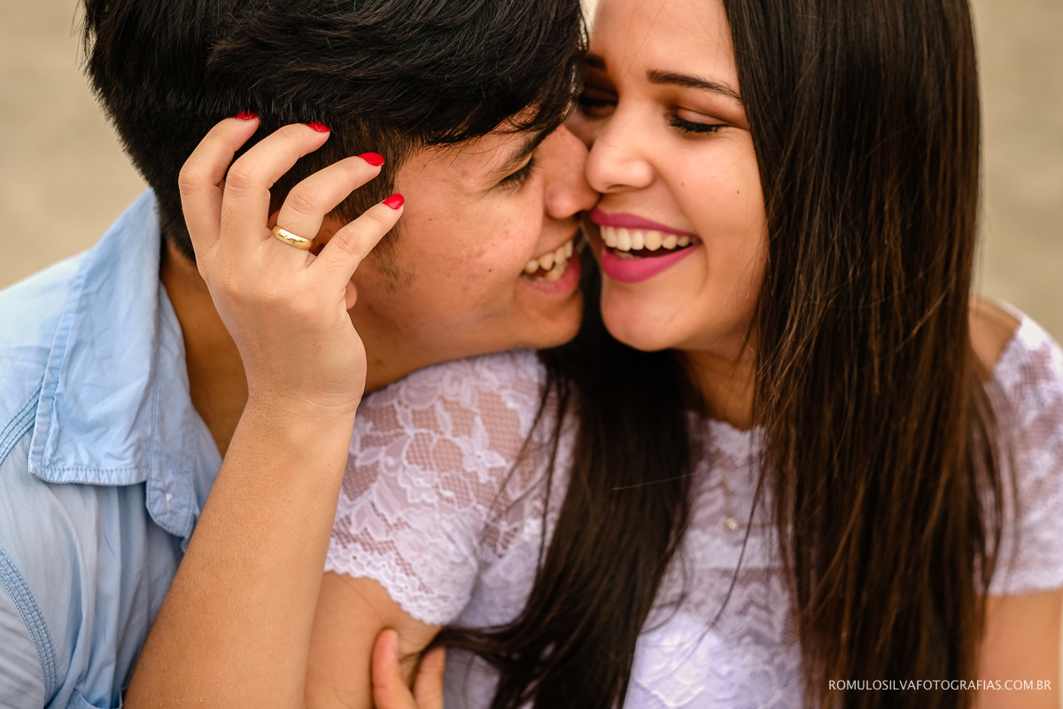 fotos espontáneas e criativas de ensaio pré casamento na praia