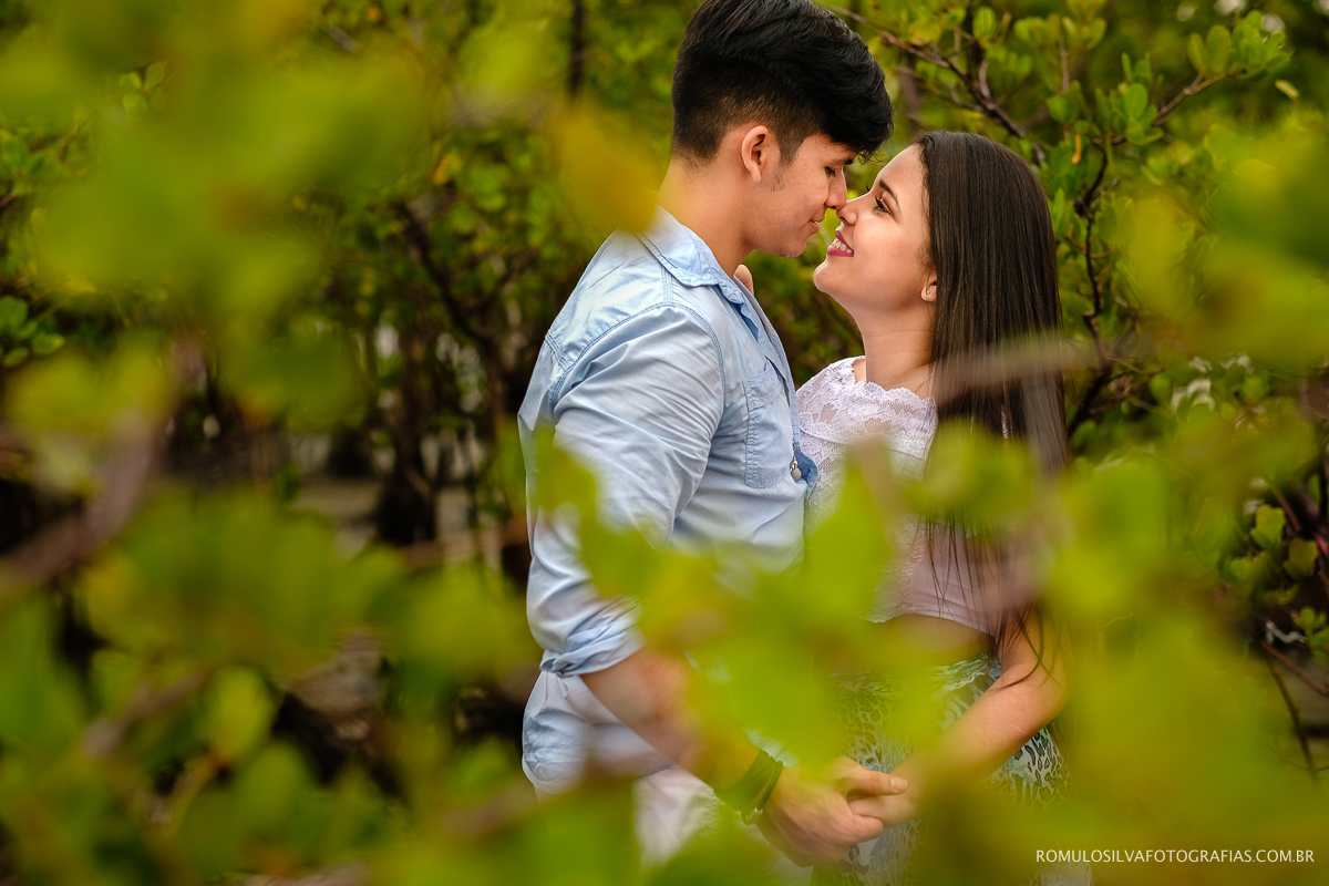 fotos espontáneas e criativas de ensaio pré casamento na praia