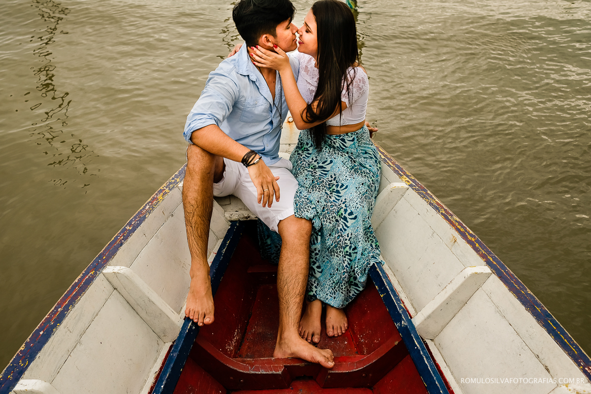fotos espontáneas e criativas de ensaio pré casamento na praia