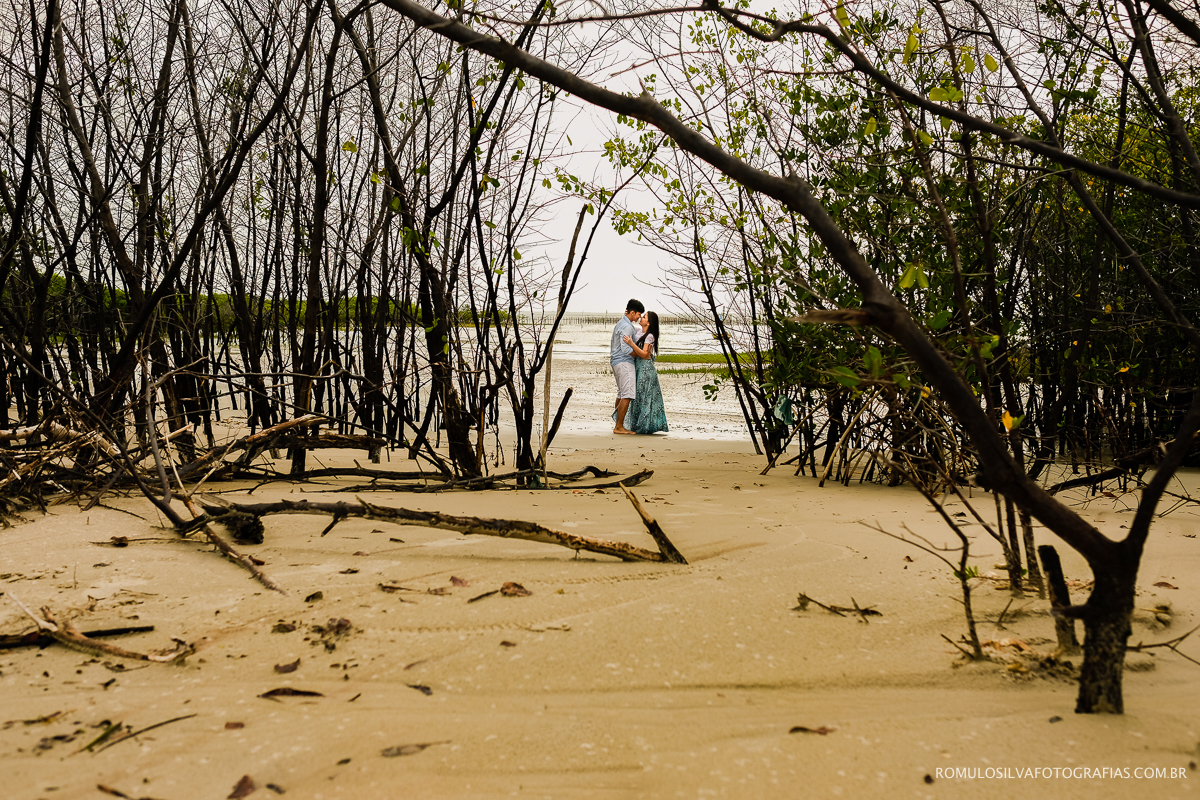fotos espontáneas e criativas de ensaio pré casamento na praia