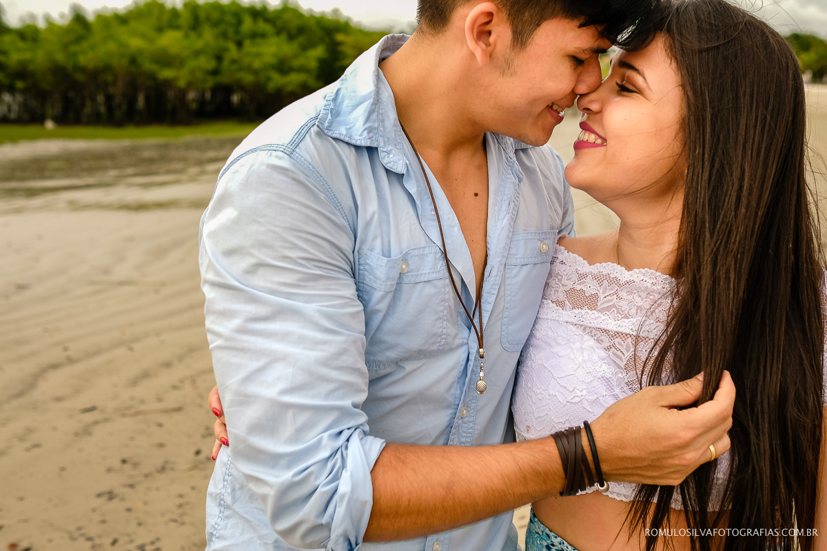 fotos espontáneas e criativas de ensaio pré casamento na praia