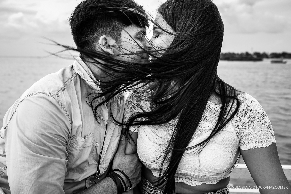 fotos espontáneas e criativas de ensaio pré casamento na praia