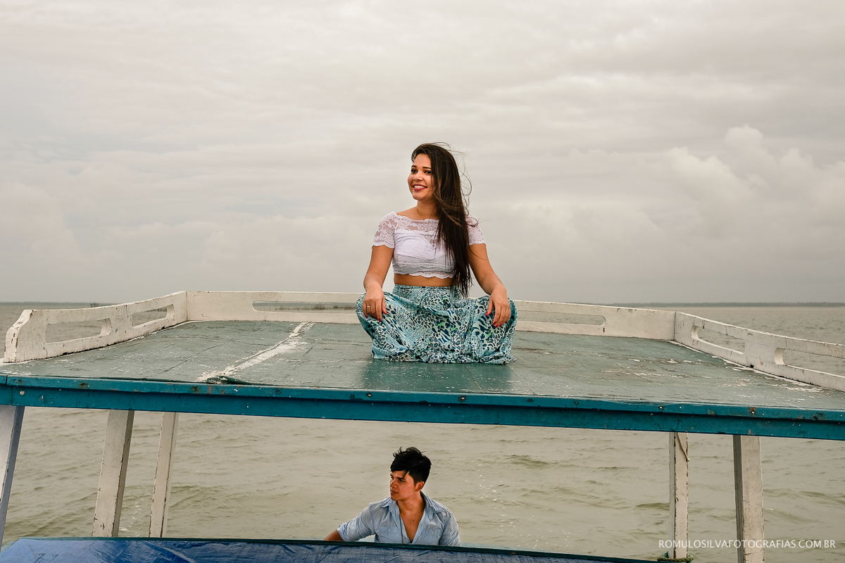 fotos espontáneas e criativas de ensaio pré casamento na praia