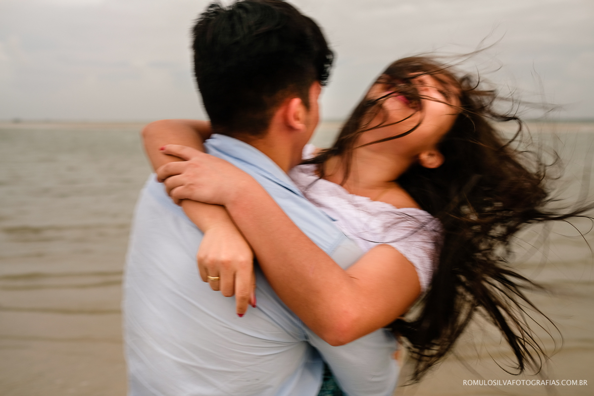 fotos espontáneas e criativas de ensaio pré casamento na praia