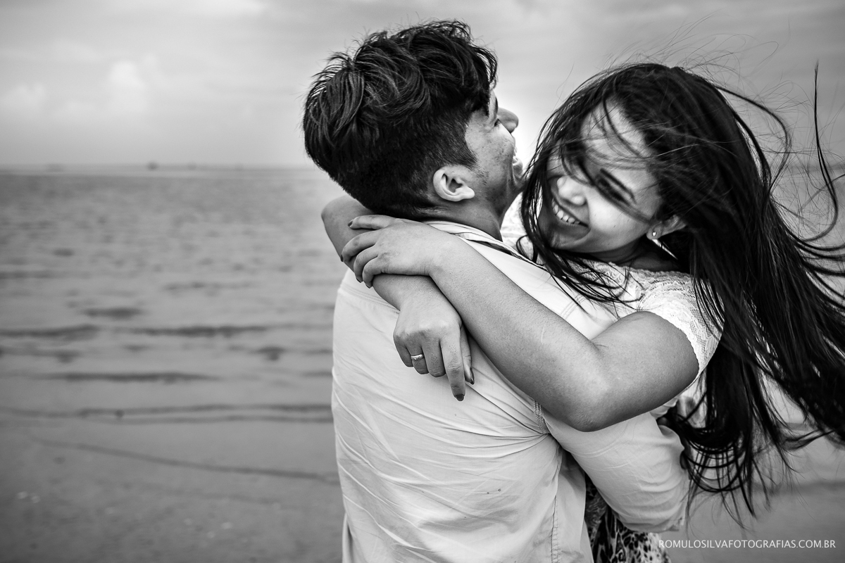 fotos espontáneas e criativas de ensaio pré casamento na praia