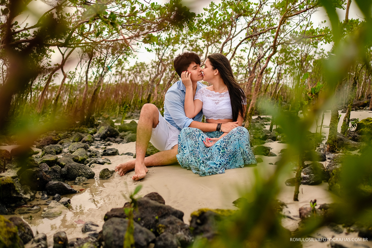 fotos espontáneas e criativas de ensaio pré casamento na praia