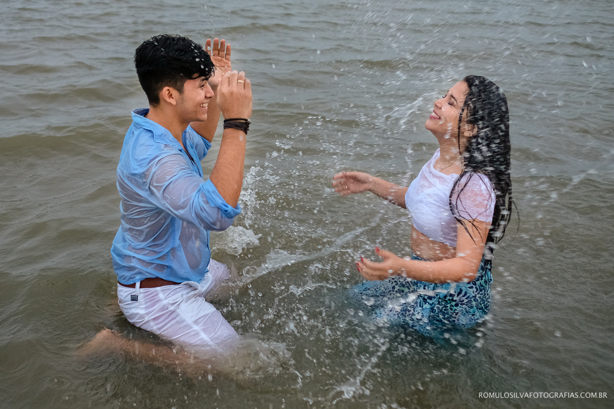fotos espontáneas e criativas de ensaio pré casamento na praia