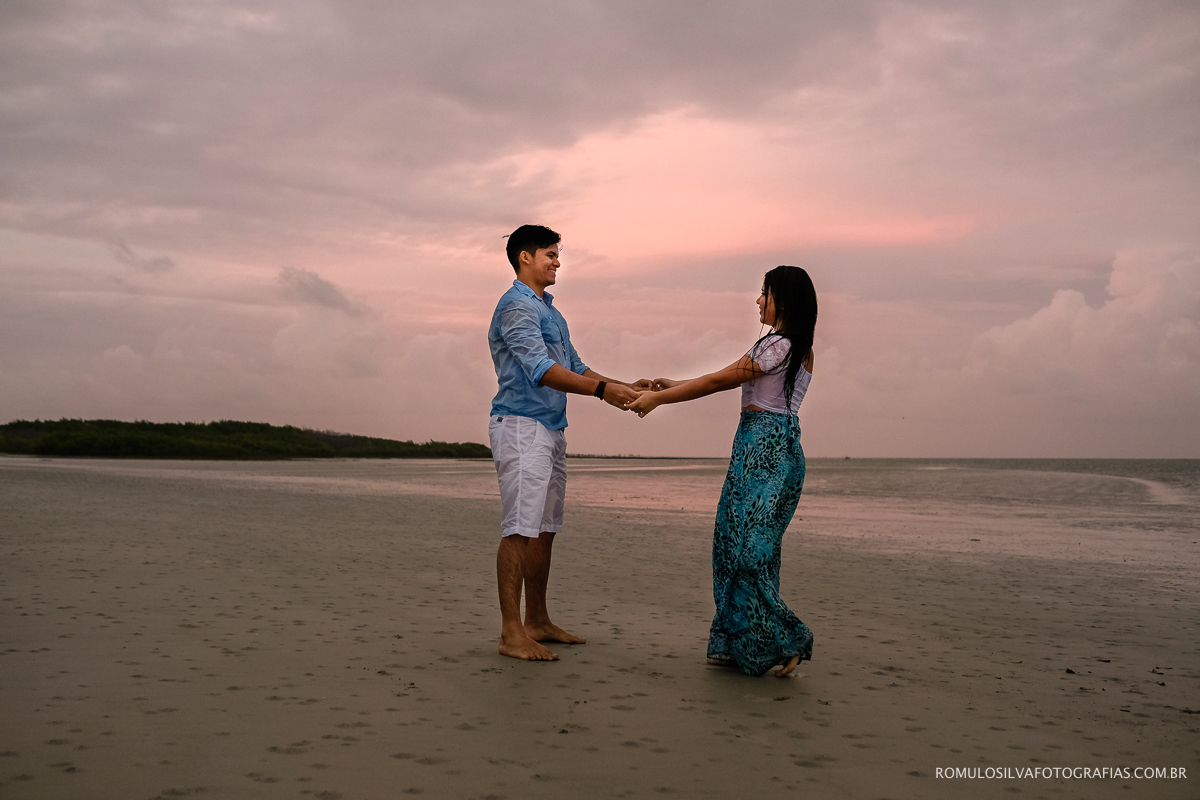 fotos espontáneas e criativas de ensaio pré casamento na praia