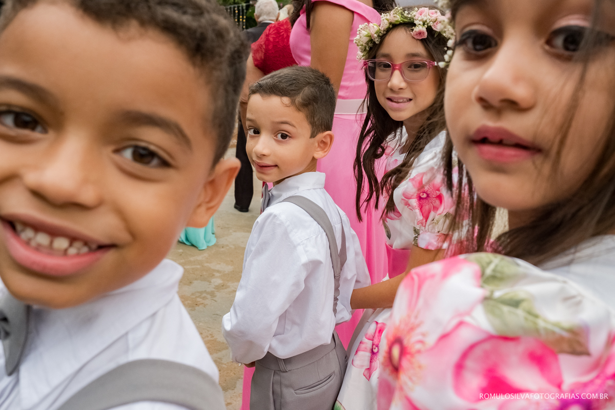 fotos criativas e espontáneas das crianças na cerimônia do casamento de dia da Taynah e do Vanilson