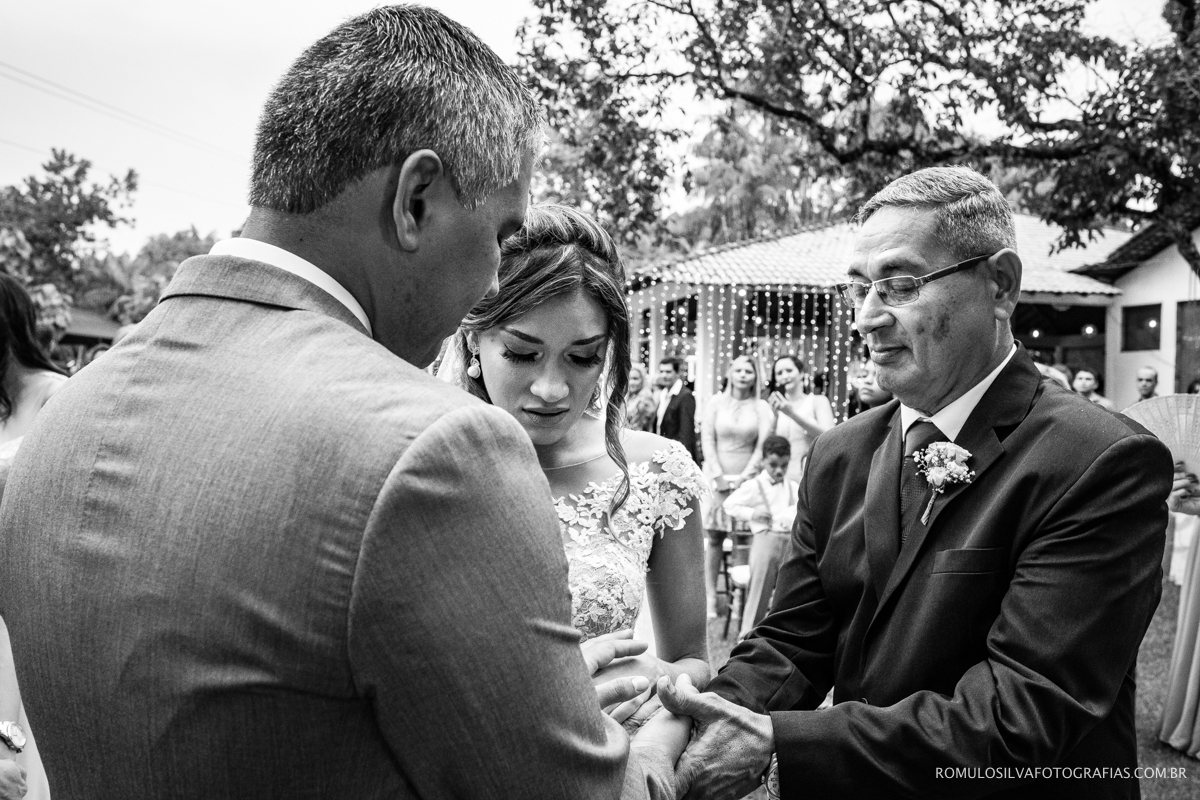 fotos criativas e espontáneas da cerimônia do casamento de dia da Taynah e do Vanilson