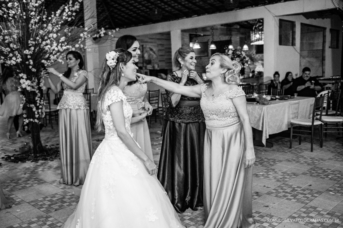 fotos criativas e espontáneas da festa do casamento de dia da Taynah e do Vanilson