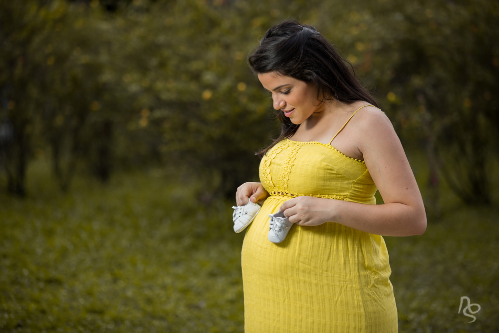 Ensaio de gestante com a família e roupas amarelas