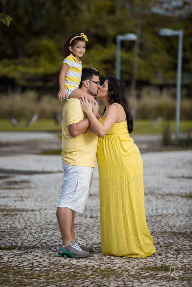 Ensaio de gestante com a família e roupas amarelas