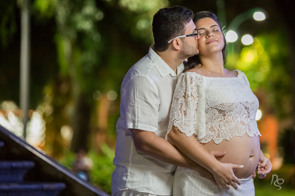 Ensaio romântico  de gestante a noite