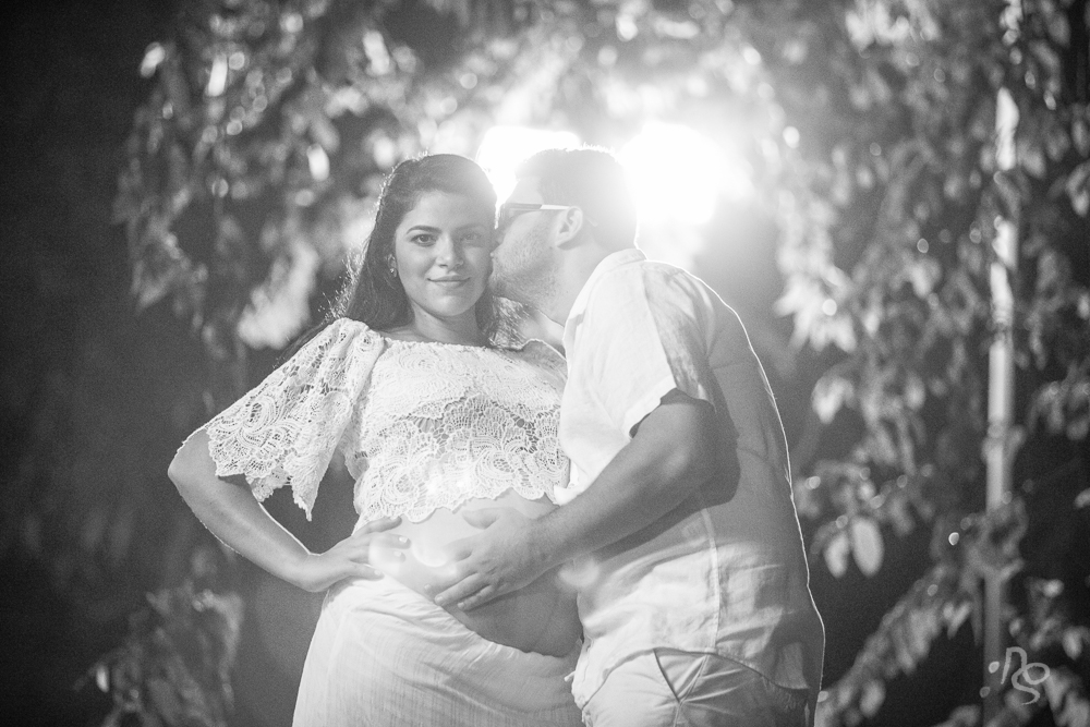 Ensaio romântico  de gestante a noite