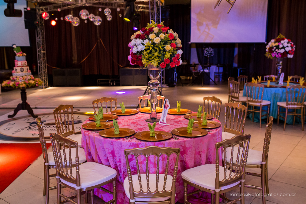 fotos da festa da randha 15 anos, com uma linda decoração com tema da alice no pais das maravilhas