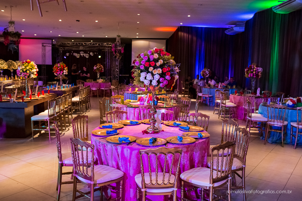 fotos da festa da randha 15 anos, com uma linda decoração com tema da alice no pais das maravilhas