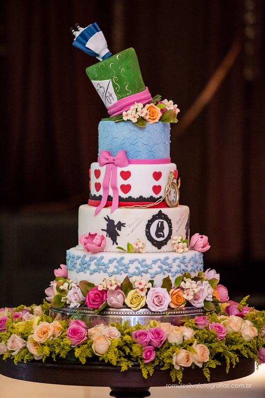 fotos da festa da randha 15 anos, com uma linda decoração com tema da alice no pais das maravilhas