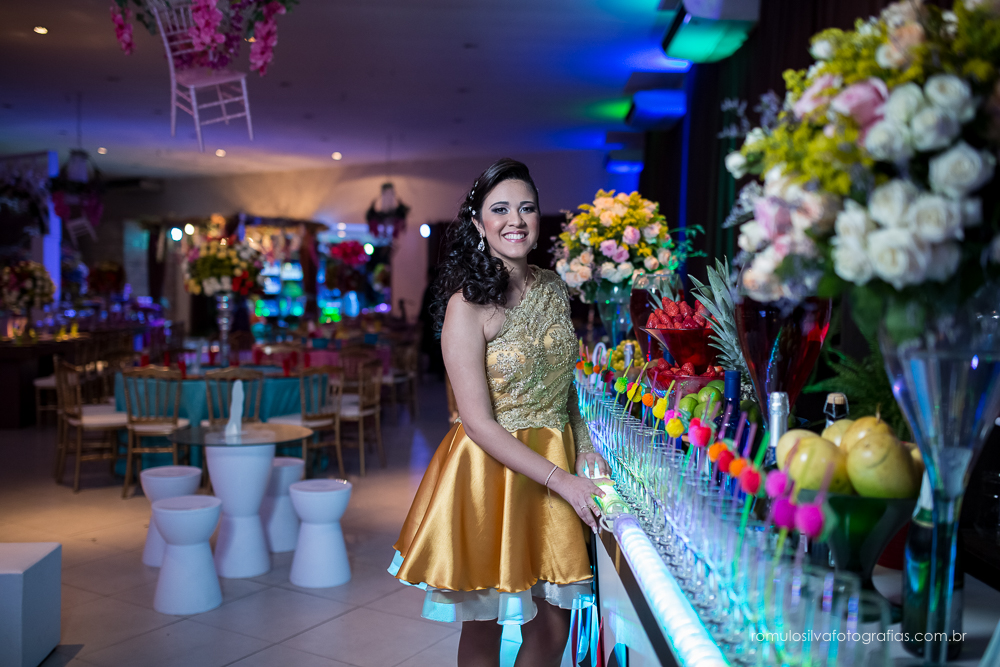 fotos da festa da randha 15 anos, com uma linda decoração com tema da alice no pais das maravilhas