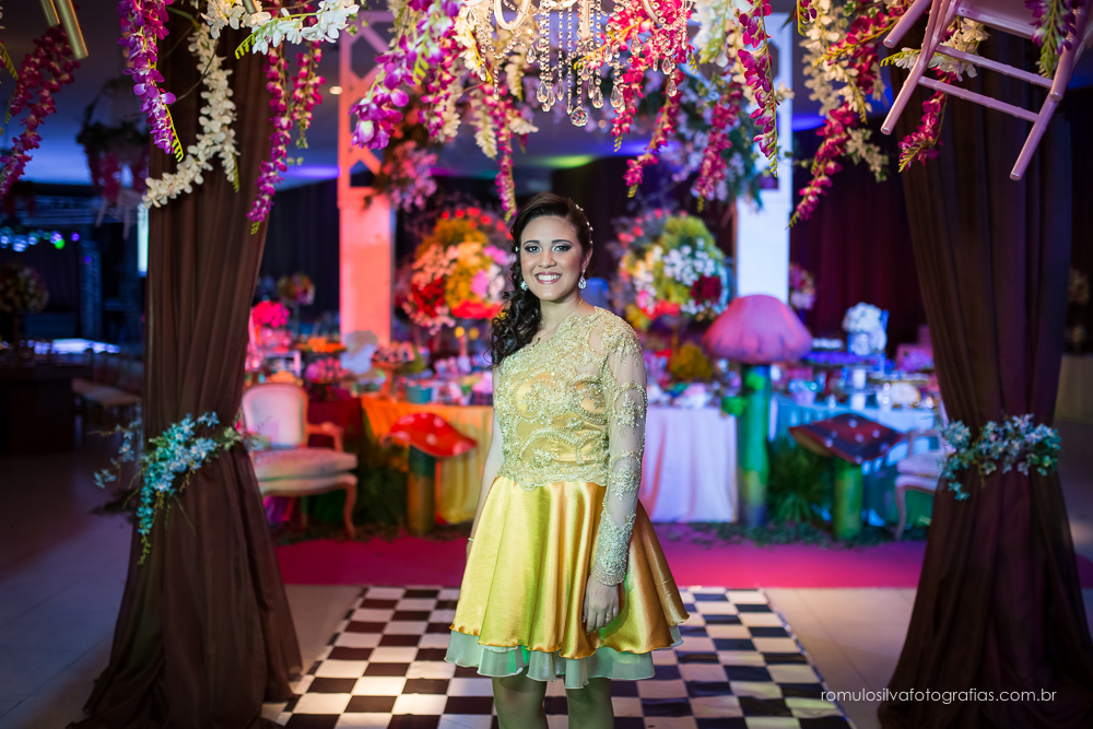 fotos da festa da randha 15 anos, com uma linda decoração com tema da alice no pais das maravilhas