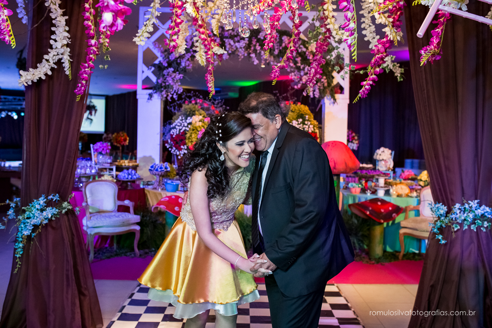 fotos da festa da randha 15 anos, com uma linda decoração com tema da alice no pais das maravilhas