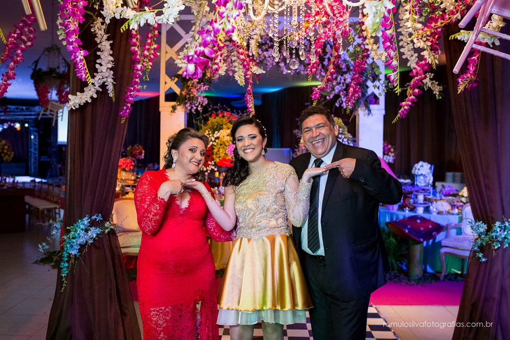 fotos da festa da randha 15 anos, com uma linda decoração com tema da alice no pais das maravilhas