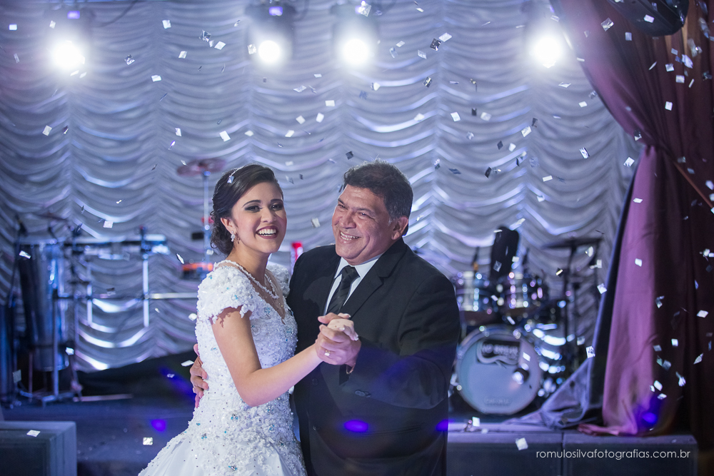 fotos da festa da randha 15 anos, com uma linda decoração com tema da alice no pais das maravilhas