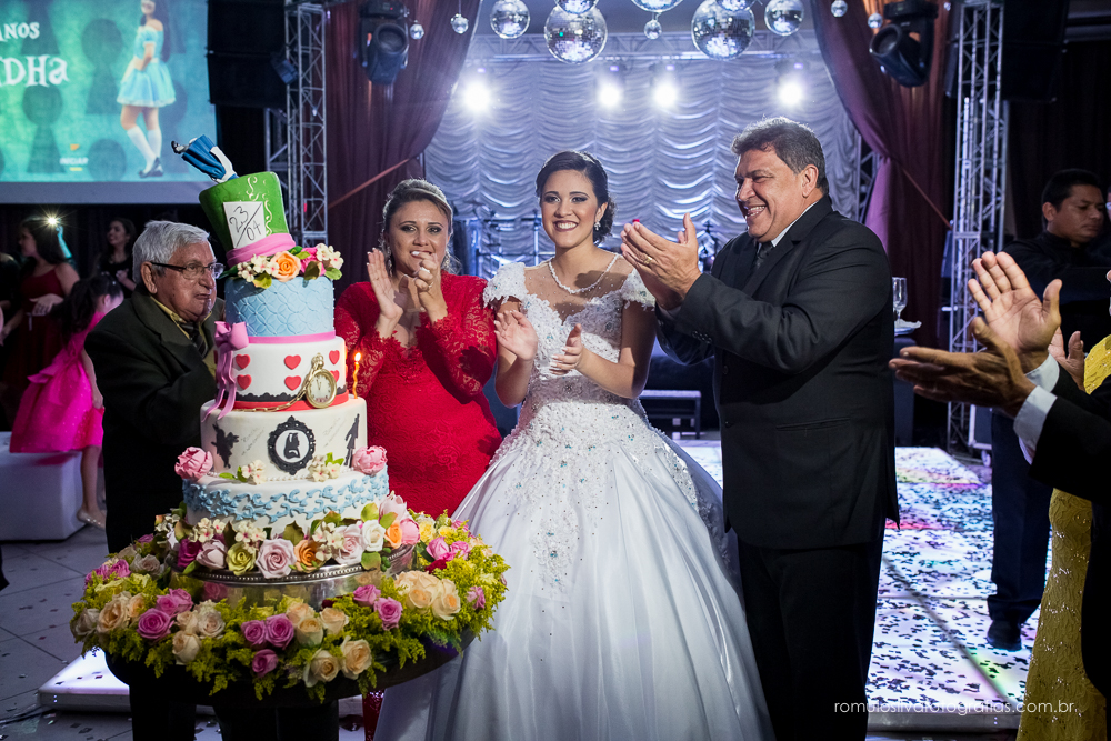 fotos da festa da randha 15 anos, com uma linda decoração com tema da alice no pais das maravilhas