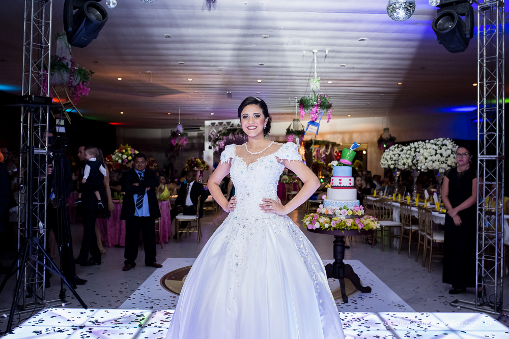 fotos da festa da randha 15 anos, com uma linda decoração com tema da alice no pais das maravilhas