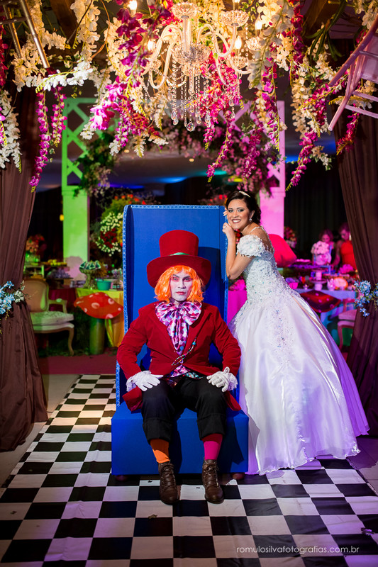 fotos da festa da randha 15 anos, com uma linda decoração com tema da alice no pais das maravilhas