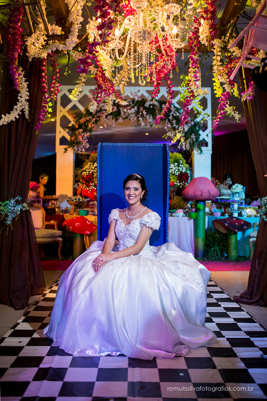 fotos da festa da randha 15 anos, com uma linda decoração com tema da alice no pais das maravilhas