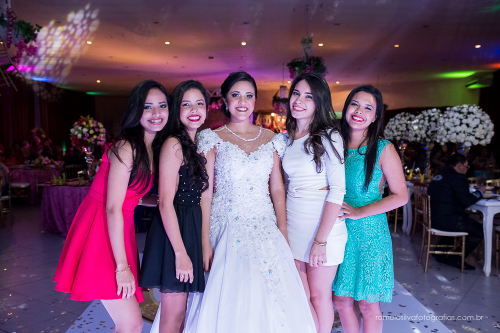 fotos da festa da randha 15 anos, com uma linda decoração com tema da alice no pais das maravilhas