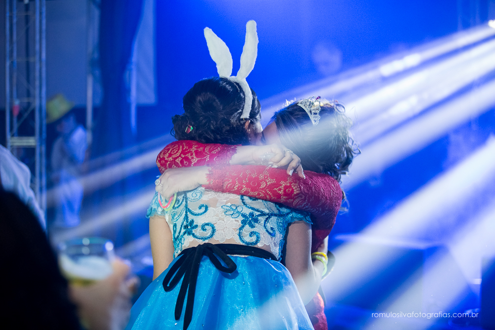 fotos da festa da randha 15 anos, com uma linda decoração com tema da alice no pais das maravilhas